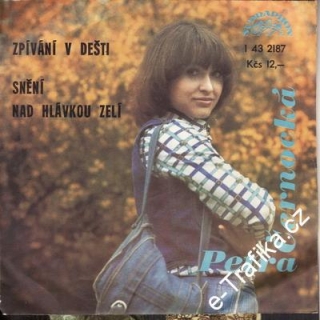 SP Petra Černocká, 1977, Zpívání v dešti