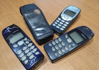 Sada tří mobilních telefonů, barva černá, RETRO