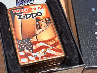 Zippo zapalovač 26316, design Mazzi, Proud To Be, USA